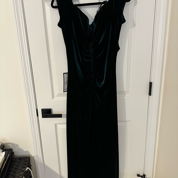 NWT Xscape Womens Velvet Off-The-Shoulder Ball Gown in Hunter Green - Picture 6 of 7